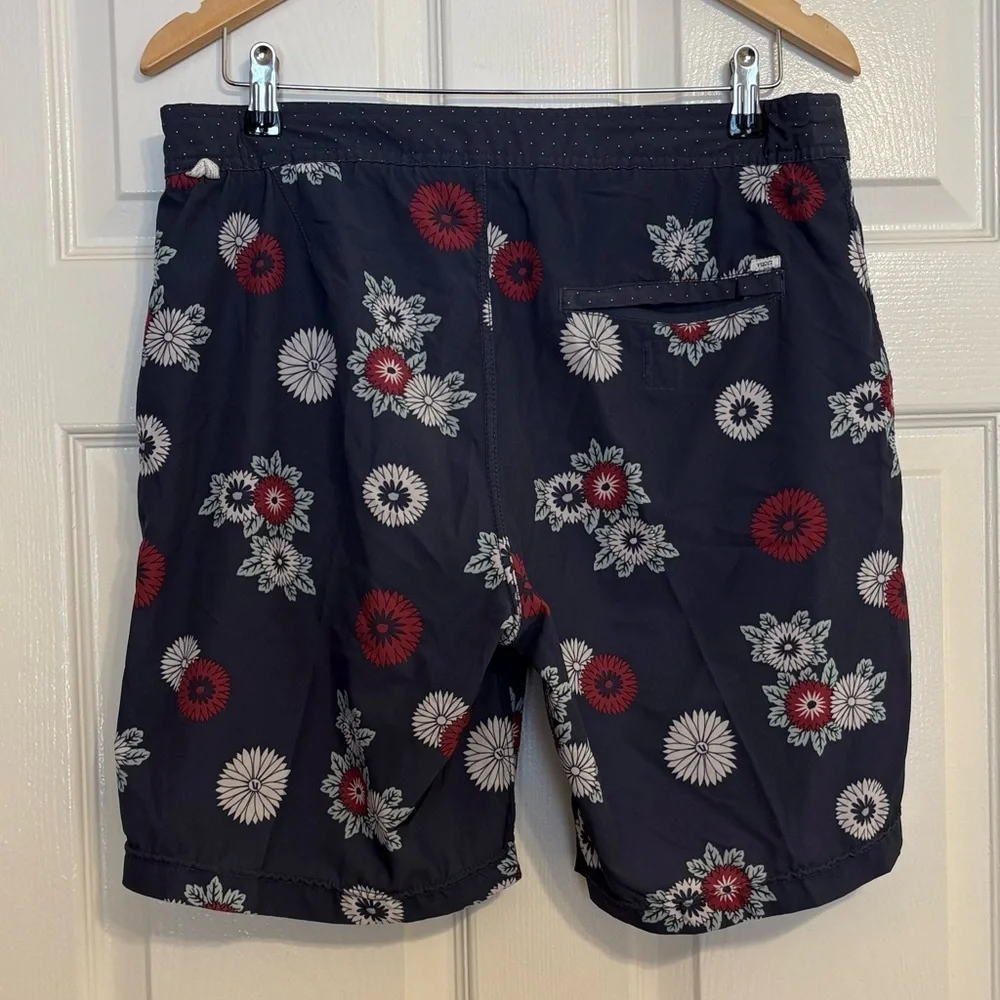 Vuori Men’s 9” Equator Board Shorts Size 32 Floral Print Blue